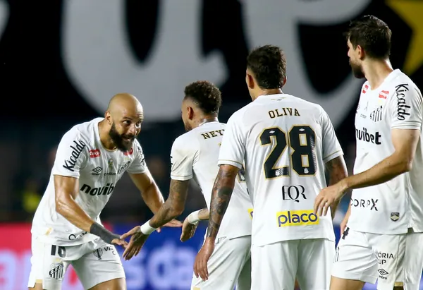 Thaciano jogador do Santos comemora seu gol com Neymar jogador da sua equipe durante partida contra o Remo no estádio Vila Belmiro pelo campeonato Brasileiro A 2026. Foto: Mauricio De Souza/AGIF
