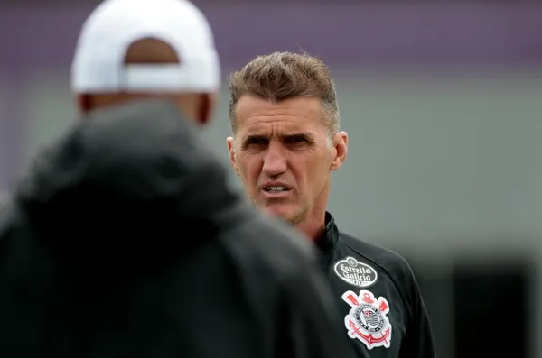 Timão faz treinador aguardar a situação para dezembro