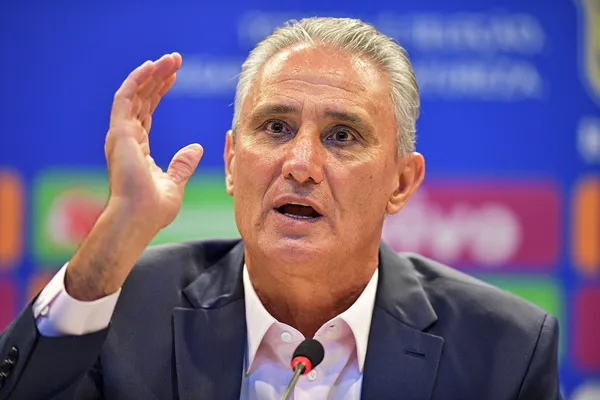 Tite vive expectativa para o anúncio de sua permanência, ou não, nesta terça-feira (8)