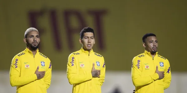 Torcedores brasileiros criticaram o treinador por não coloca-lo em campo