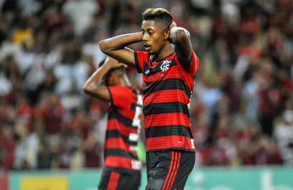 Torcedores do rubro-negro não ficaramitos satisfechos com a partida do atacante na Copa do Brasil