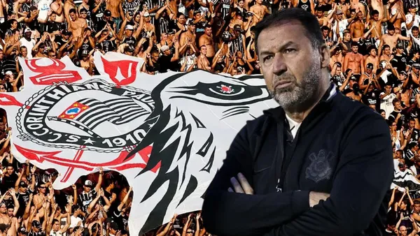 Torcida do Corinthians e presidente Augusto Melo
