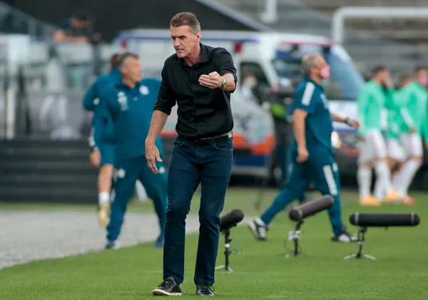 Treinador corintiano está convicto de que acabou o amor no futebol