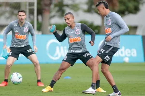 Treinador do Timão resiste a pressão interna e externa para escalar atleta