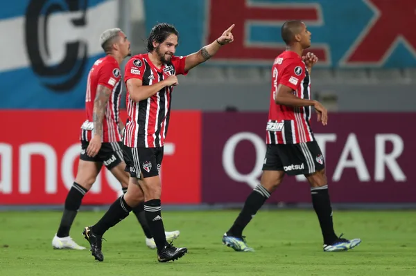 Tricolor faz confronto direto pela liderança do grupo E