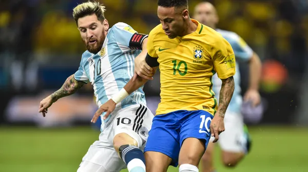Uma Copa América caótica devido à pandemia, com alguns campos danificados e torcedores ausentes, oferece, no entanto, a melhor versão europeia de Lionel Messi e Neymar.