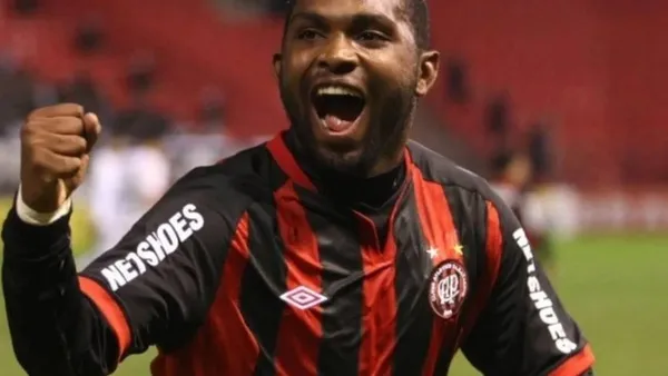 Uma mulher uruguaia se aproximou da sede do clube nacional para dedicar palavras sinceras ao atacante falecido, que se suicidou neste sábado em Mendoza