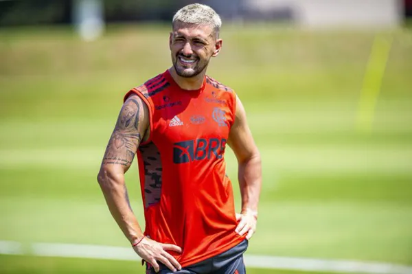 Uruguaio voltou a jogar e deu a vitória suada ao Flamengo na estreia da Libertadores