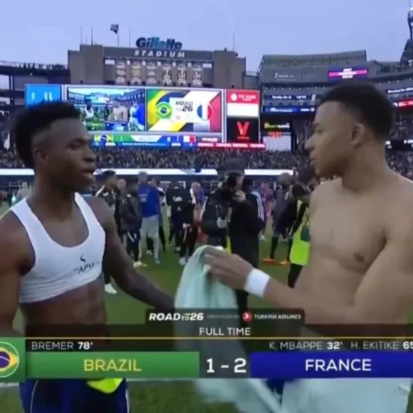 Vini e Mbappé após o fim do amistoso entre França x Brasil. Foto: Reprodução/Twitter