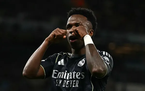 Vini Jr comemora gol do Real Madrid sobre o Manchester City, na Champions League (Foto: Paul Ellis/AFP