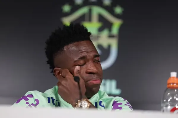 Vinícius Júnior chorando após falar sobre o racismo na Espanha — Foto: Rafael Ribeiro/CBF