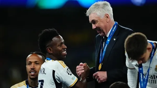 Vinicius Junior cumprimenta Carlo Ancelotti