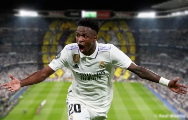 Vinicius Júnior feliz com a camisa do Real Madrid