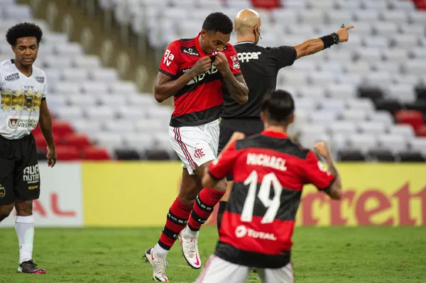 Vitinho causa inveja com seu salário astronômico no Flamengo