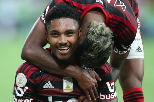 Vitinho ganha novo valor no Flamengo