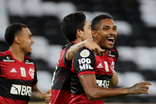 Vitinho tem um dos maiores salários do país