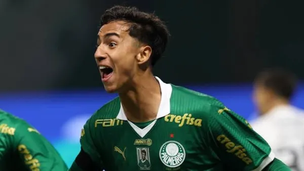 Vitor Reis comemorando gol do Palmeiras
