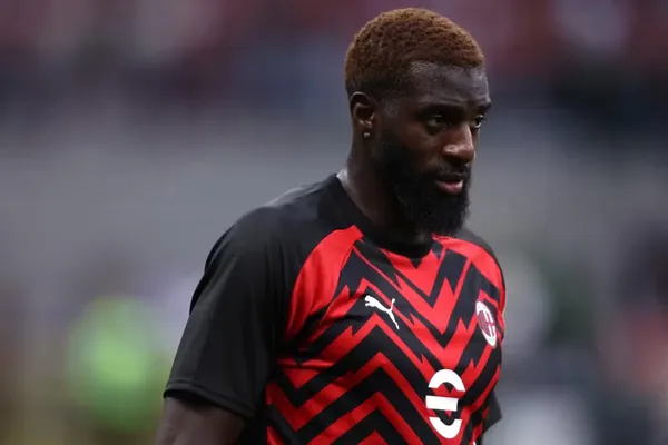 Volante francês Tiemoue Bakayoko antes de jogo pelo Milan, em 2023 — Foto: Marco Canoniero/LightRocket via Getty Images
