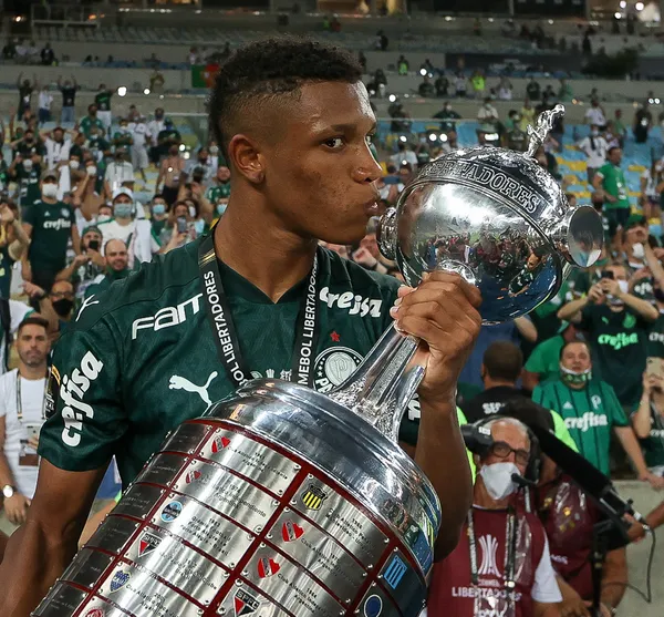 Watford da Inglaterra tenta a contratação do volante multicampeão pelo Palmeiras.