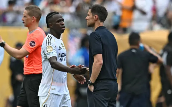 Xabi Alonso cumprimenta Vini Jr no duelo entre Real Madrid e Pachuca, pelo Mundial de Clubes (Foto: Paul Ellis/AFP)