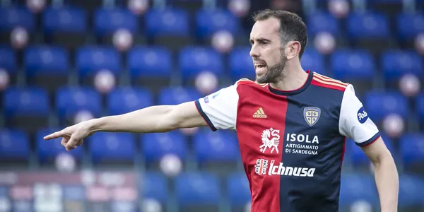 Zagueiro Godín, de 35 anos, chega para ser o substituto de Junior Alonso