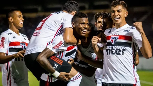 ZagueiroZagueiro equatoriano ostenta nas redes sociaisequatoriano ostenta nas redes sociais