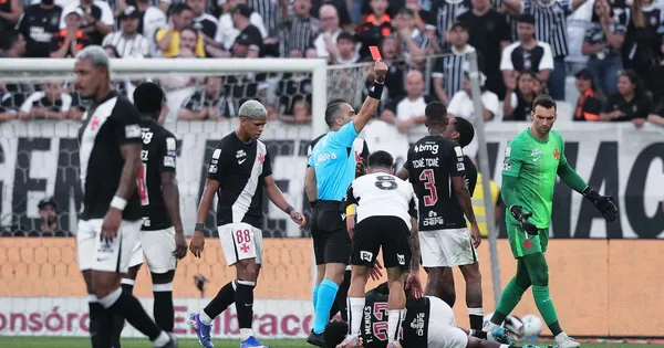 André jogador do Corinthians recebe cartão vermelho do árbitro durante partida contra o Vasco no estádio Arena Corinthians pelo campeonato Brasileiro A 2026. Foto: Ettore Chiereguini/AGIF