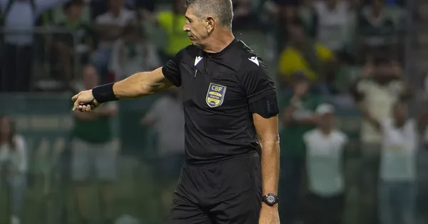 O árbitro Marcelo de Lima Henrique durante partida entre Palmeiras e Jacuipense no estádio Arena Allianz Parque pelo campeonato Copa Do Brasil 2026. Foto: Anderson Romão/AGIF