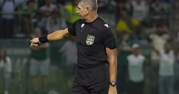 O árbitro Marcelo de Lima Henrique durante partida entre Palmeiras e Jacuipense no estádio Arena Allianz Parque pelo campeonato Copa Do Brasil 2026. Foto: Anderson Romão/AGIF