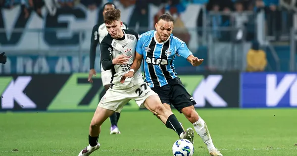 Martin Braithwaite jogador do Grêmio disputa lance com Breno Bidon jogador do Corinthians durante partida no estádio Arena do Grêmio pelo campeonato Brasileiro A 2025. Foto: Maxi Franzoi/AGIF
