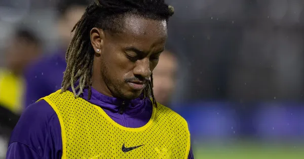 Andre Carrillo jogador do Corinthians lamenta durante partida contra o Bragantino no estádio Cícero De Souza Marques pelo campeonato Paulista 2026. Foto: Joisel Amaral/AGIF