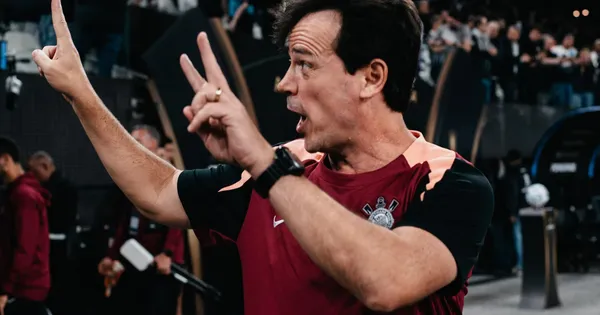 Fernando Diniz iguala marcas históricas e pode alcançar feito inédito no Corinthians - Foto Ettore ChiereguiniAGIF