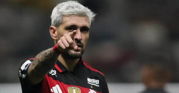 Arrascaeta jogador do Flamengo comemora seu gol durante partida contra o Atlético-MG no estádio Arena MRV pelo campeonato Brasileiro A 2026. Foto: Gilson Lobo/AGIF