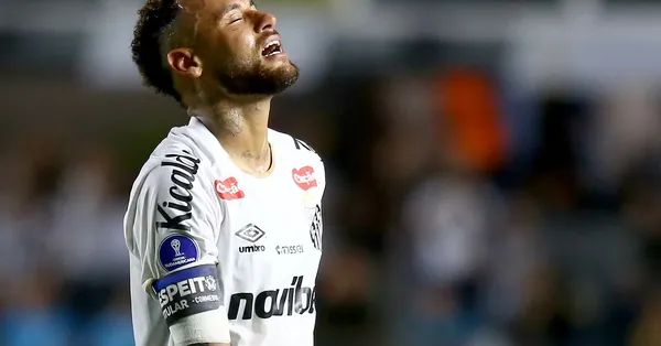 Neymar jogador do Santos disputa lance com jogador do Deportivo Recoleta durante partida no estádio Vila Belmiro pelo campeonato Copa Sul-Americana 2026. Foto: Mauricio De Souza/AGIF