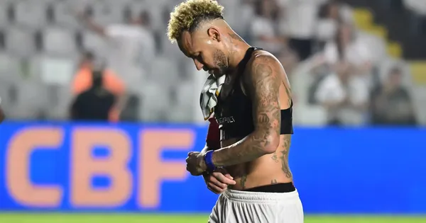 Neymar jogador do Santos deixa o campo após partida contra o Coritiba no estádio Vila Belmiro pelo campeonato Copa Do Brasil 2026. Foto: Jota Erre/AGIF