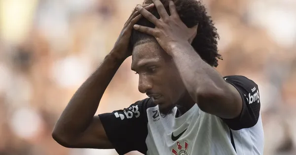 Talles Magno jogador do Corinthians lamenta durante partida contra o Juventude no estádio Arena Corinthians pelo campeonato Brasileiro A 2025. Foto: Anderson Romão/AGIF