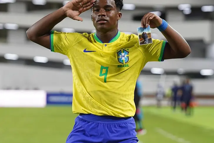 Endrick comemora com foto da namorada&nbsp;