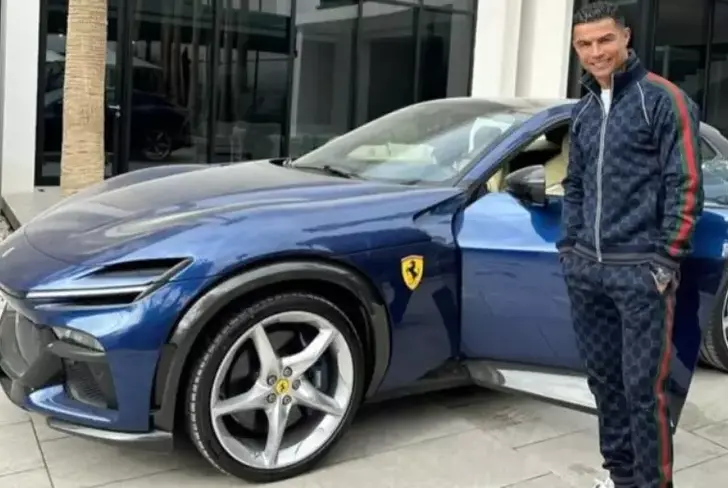 Cristiano Ronaldo coleciona carros e agora tem uma Ferrari Purosangue