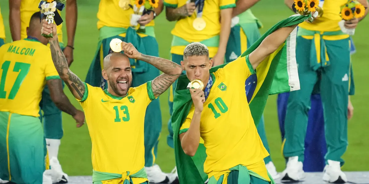 Brasil conquista o bicampeonato olímpico, mas Daniel Alves não está nada feliz com sua carreira após taça inédita