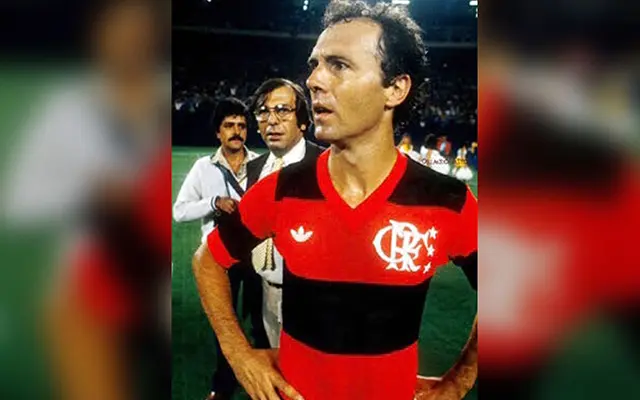 Franz Beckenbauer usando a camisa do Flamengo de 1982