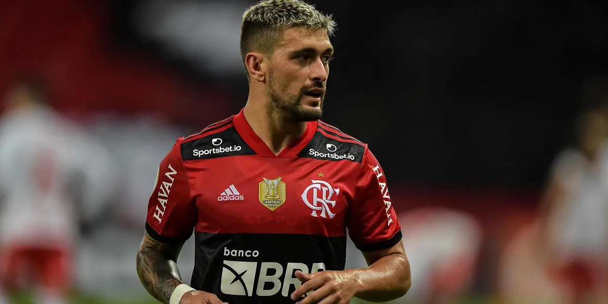 Vitória do Flamengo teve lance preocupante após choque de cabeça entre Arrascaeta e Víctor Salazar que fez o paraguaio sair pior