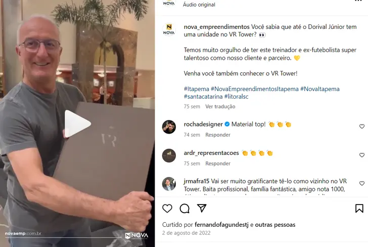 Dorival Jr segura a escritura do apartamento