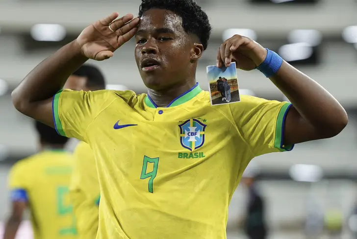 Endrick mostra fotografia com Gabriely 