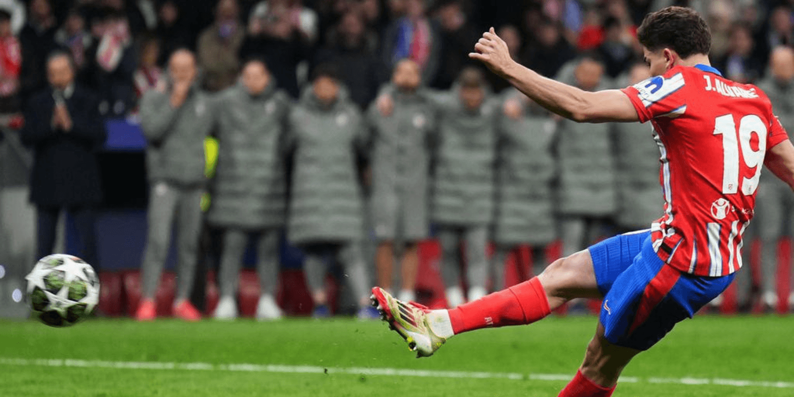 A cobrança de pênalti de Alvarez (Foto: Atlético de Madrid)