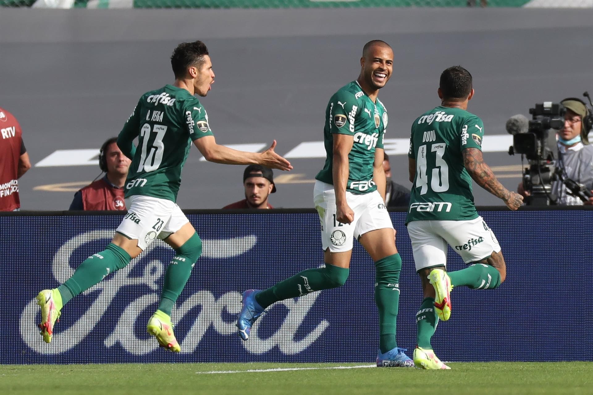 A Confederação Sul-Americana de Futebol deu a notícia por meio de sua conta oficial no Twitter. Palmeiras e Athletico Paranaense tentarão levantar o troféu em uma final de duas mãos.