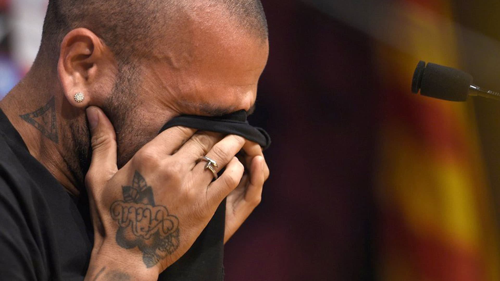 A imprensa catalã destaca nesta quarta-feira que a direção do Barcelona já disse a Dani Alves que não renovará seu contrato que expira em 30 de junho e o brasileiro já estuda ofertas.
