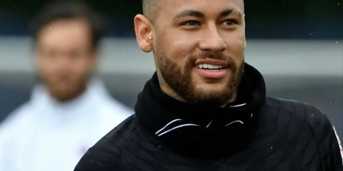 A imprensa inglesa informa neste domingo que. após ser colocado à venda pelo PSG, o atacante brasileiro Neymar despertou o interesse do Manchester United