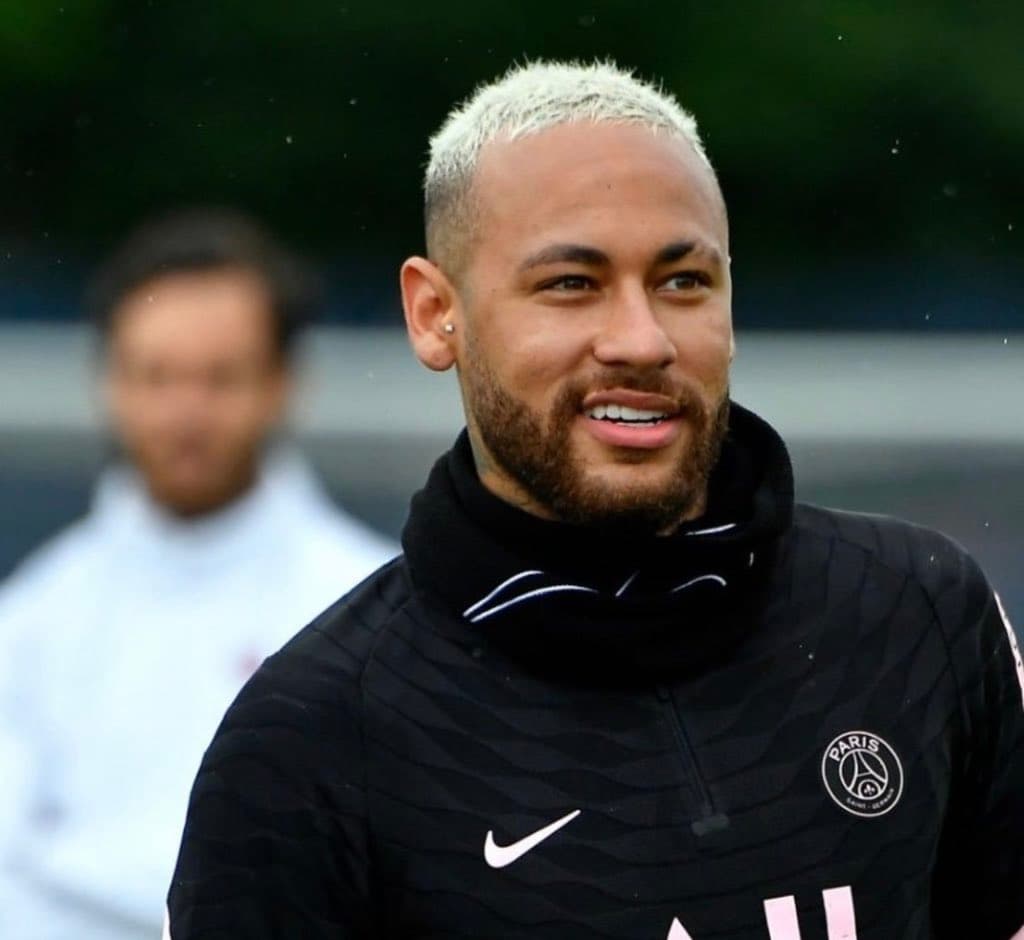 A imprensa inglesa informa neste domingo que. após ser colocado à venda pelo PSG, o atacante brasileiro Neymar despertou o interesse do Manchester United