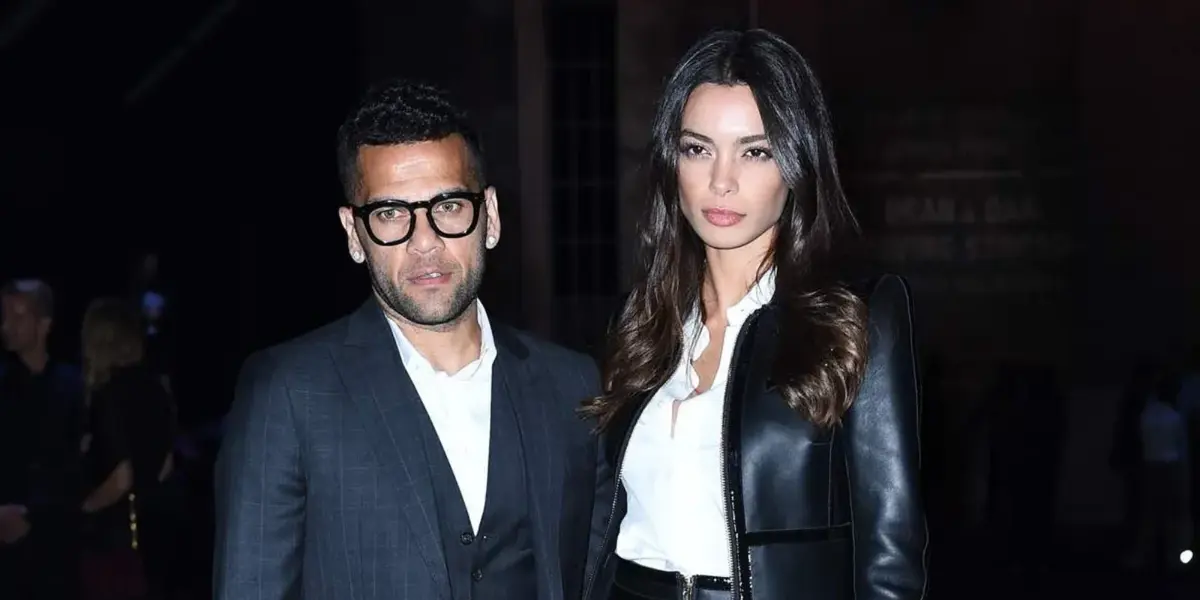 A já ex-mulher de Dani Alves é o álibi do futebolista mas faz um gesto numa rua de Barcelona que afunda Alves