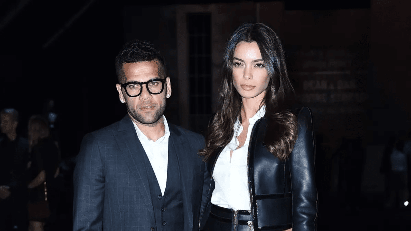 A já ex-mulher de Dani Alves é o álibi do futebolista mas faz um gesto numa rua de Barcelona que afunda Alves